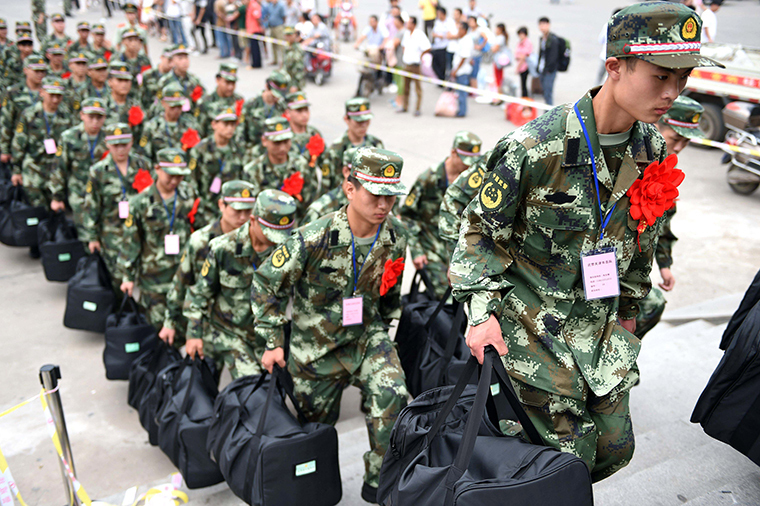 物业社区私闯民宅强行抓人，警方介入调查